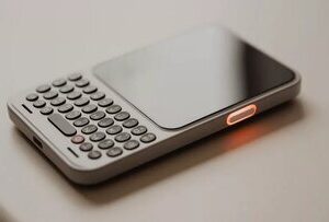 آخرین تلاش‌ها برای احیای بلک‌بری/ Clicks Communicator با کیبورد فیزیکی معرفی شد