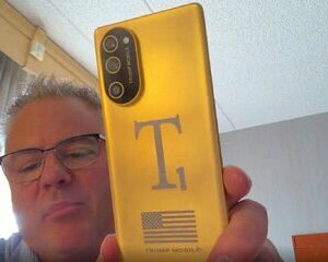 اولین تصاویر واقعی از گوشی اختصاصی ترامپ!