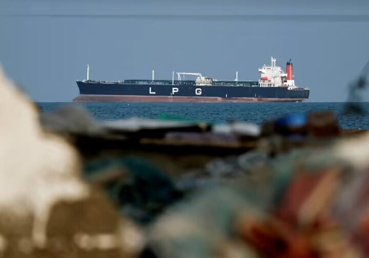 عبور دو کشتی هندی از تنگه هرمز