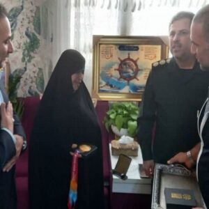 حسین فرزانه طلای آسیایی خود را به مادر شهیدان رستمی و کیالها اهدا کرد