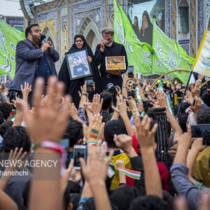حضور خانواده شهید ماکان نصیری در اجتماع «مشت های گره کرده»