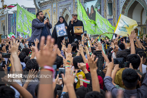 حضور خانواده شهید ماکان نصیری در اجتماع «مشت های گره کرده»