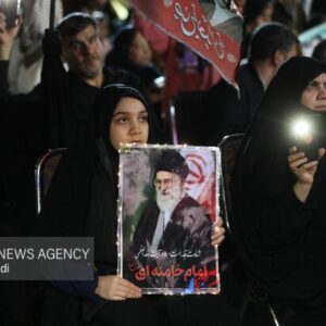 حضور پرشور مردم مشهد در شب پنجاه و هفتم