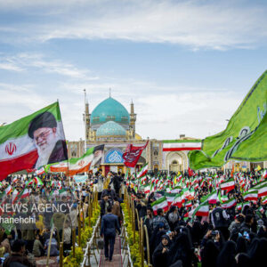 حضور ۴۰ هزار نفری نوجوانان در اجتماع «مشت های گره کرده» در حرم رضوی