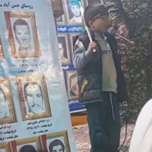 رجزخوانی کودک قروه‌ای در تجمع شبانه