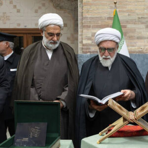 رونمایی از دستخط رهبر شهید انقلاب بر نسخه خطی نفیس قرآن مجید