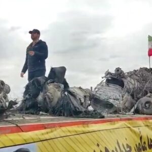 نمایش تجهیزات و هواپیماهای منهدم شده آمریکا در شهرضا