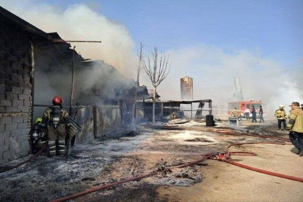 وقوع حریق در کارخانه تولید چسب در محله اقدسیه چهارباغ