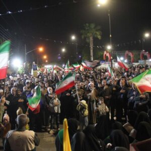 پرچم رضوی بر فراز تجمع شبانه آستارا