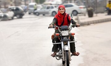 به زنها گواهینامه موتور ندهید تا در تصادف و حوادث، پشتیبان نداشته باشند