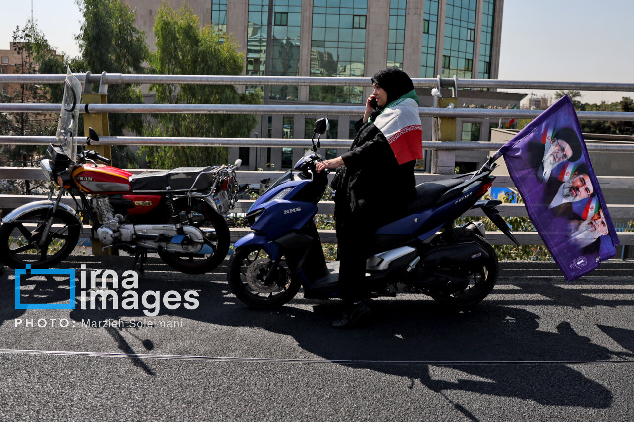 دختران موتورسوار در رزمایش جان‌فدا با حجاب و پوشش‌های متفاوت/ از موتورسواری با کلاه آفتابی تا بستن صورت به سبک انتفاضه فلسطین + تصاویر