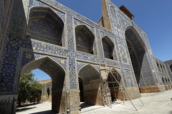 کاشی‌های مسجد جامع عباسی چرا پایین می‌آیند؛ روایتی از یک آسیب چندلایه