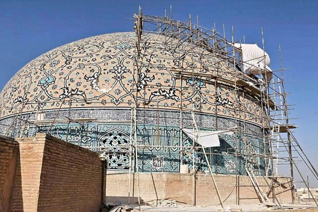 گنبد شیخ لطف‌الله پیش از بارش‌ها به مرحله نصب کاشی رسید