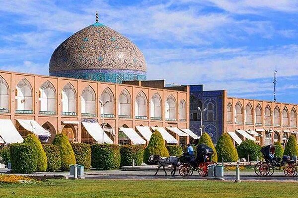 گنبد شیخ لطف‌الله پیش از بارش‌ها به مرحله نصب کاشی رسید